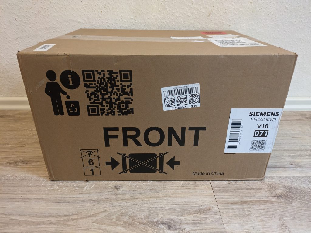 Verpackung der Siemens FF023LMW0 iQ300 Mikrowelle von vorne