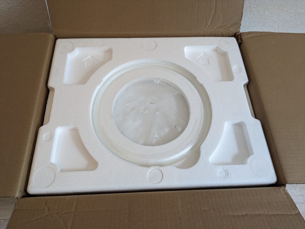Verpackung der Toshiba MM2-MM20PF Mikrowelle, geöffnet