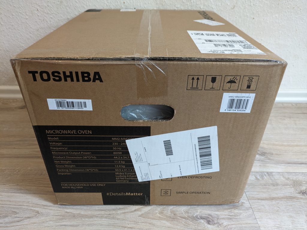 Verpackung der Toshiba MM2-MM20PF Mikrowelle von der Seite