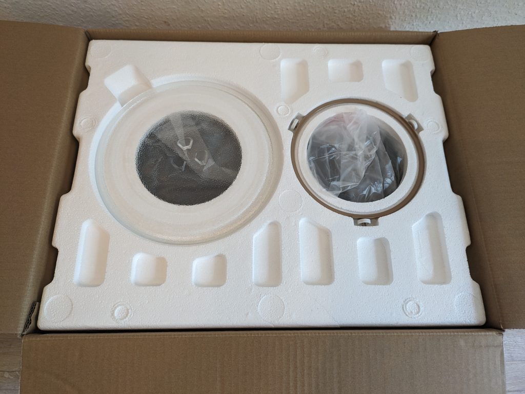 Verpackung der Toshiba MV-AM20T Mikrowelle, geöffnet
