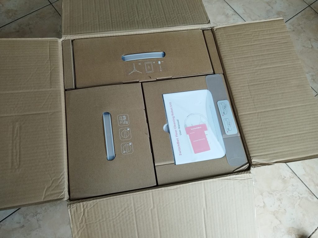 Verpackung-des-SwitchBot-S10-Saug-Wisch-Roboters-von-oben-geoeffnet