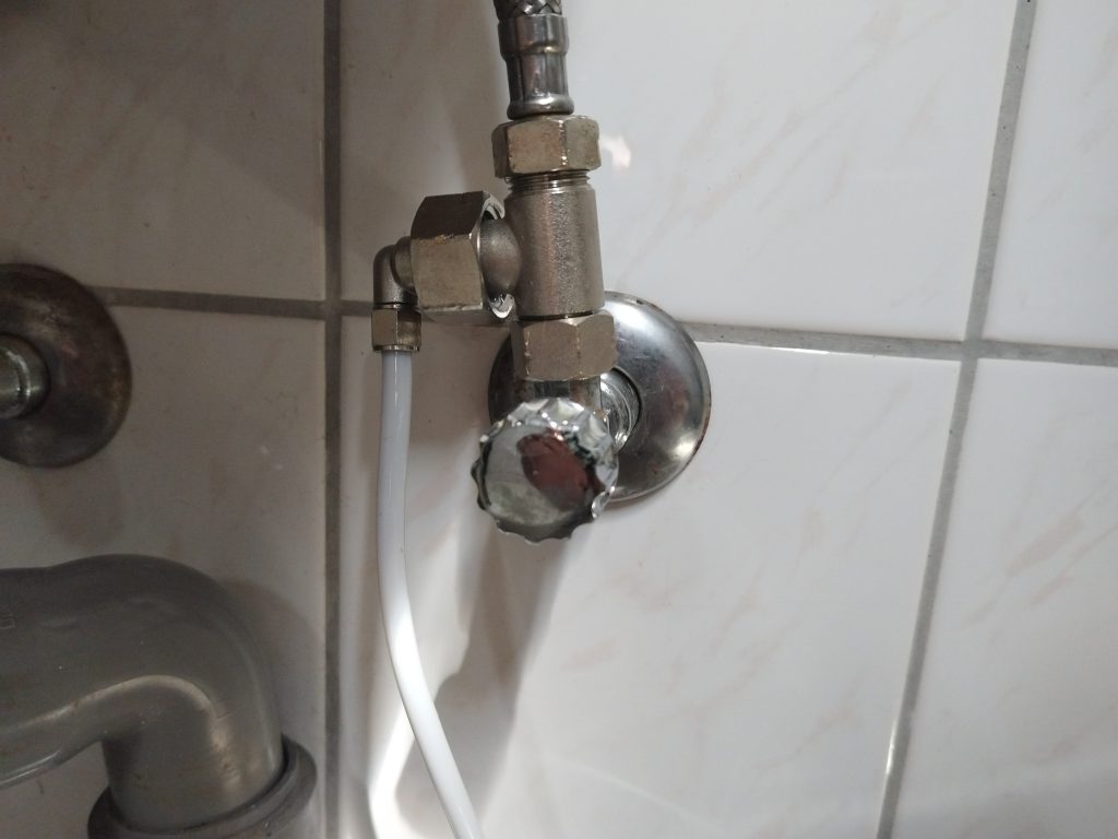 Wasseranschluss-der-Wasserstation-des-SwitchBot-S10-Saug-Wisch-Roboters