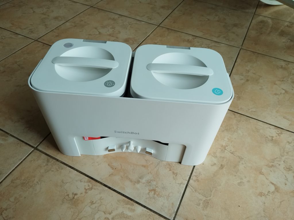 Wasserstation-des-SwitchBot-S10-Saug-Wisch-Roboters-ausgepackt