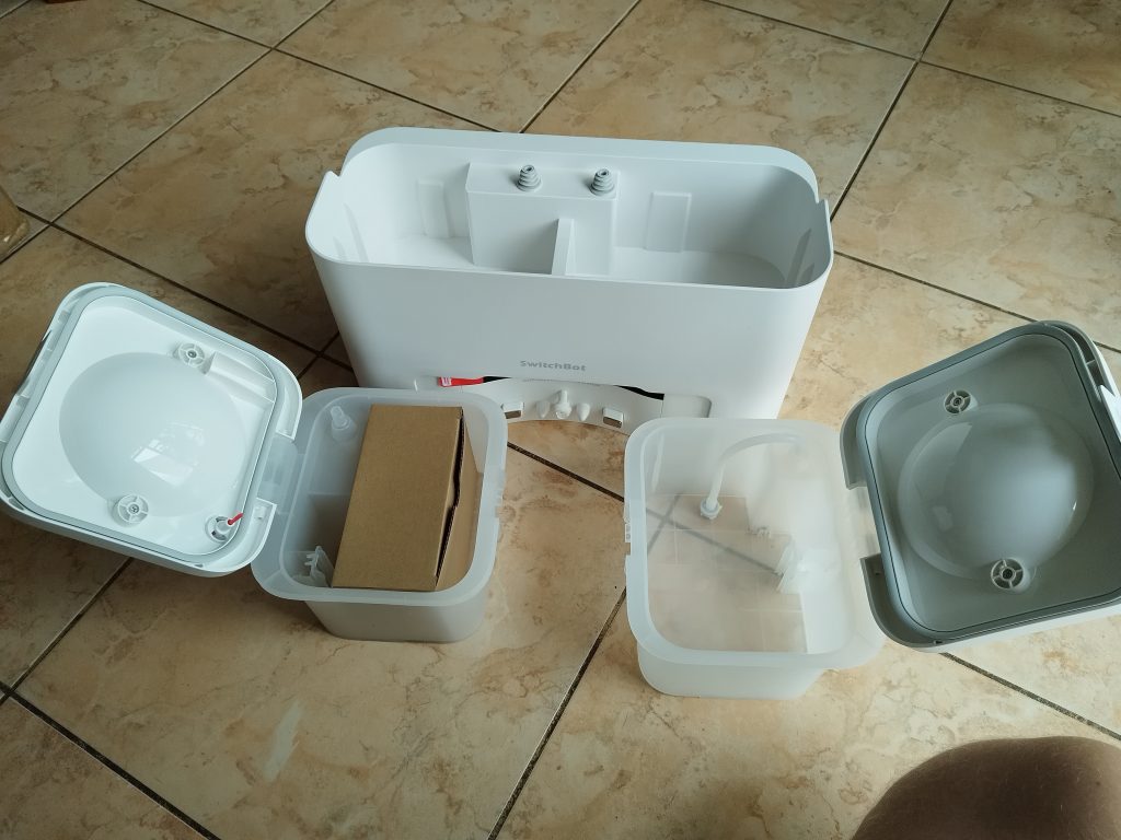 Wasserstation-des-SwitchBot-S10-Saug-Wisch-Roboters-geoeffnet-2
