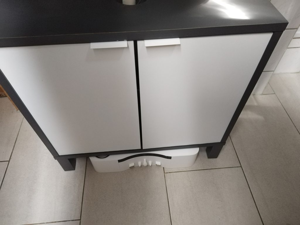Wasserstation-des-SwitchBot-S10-Saug-Wisch-Roboters-im-Bad