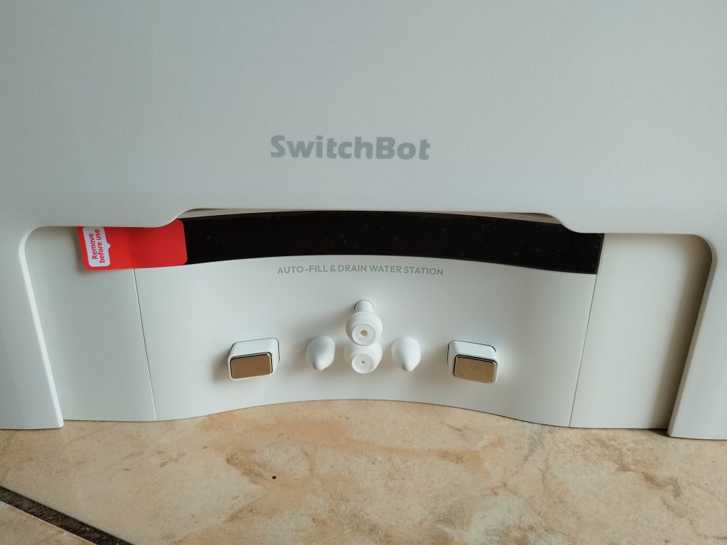 Wasserstation-des-SwitchBot-S10-Saug-Wisch-Roboters-in-der-Nahansicht