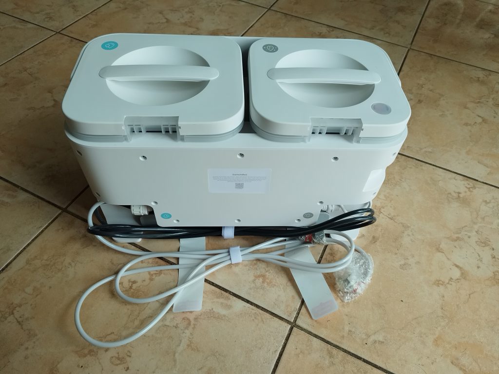 Wasserstation-des-SwitchBot-S10-Saug-Wisch-Roboters-von-hinten