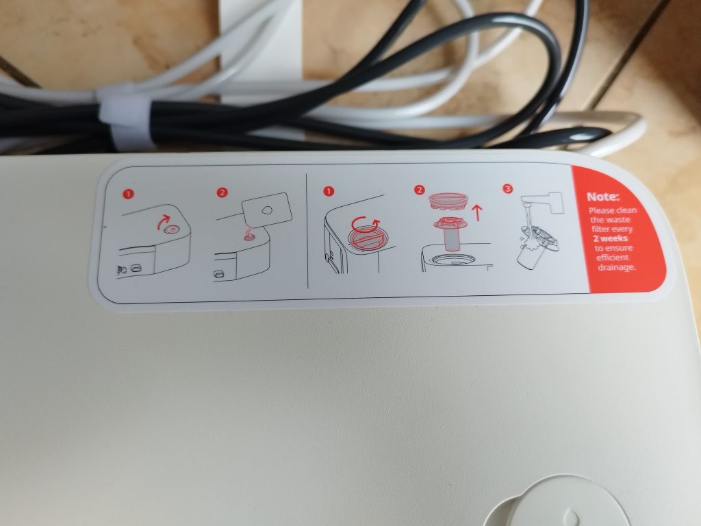 Wasserstation-des-SwitchBot-S10-Saug-Wisch-Roboters-von-oben-in-der-Nahansicht