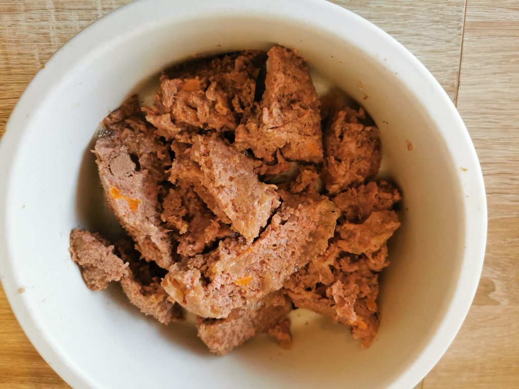 Wellness CORE 95 % Chicken and Duck Hundefutter im Napf