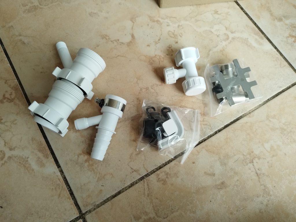 Zubehoer-der-Wasserstation-des-SwitchBot-S10-Saug-Wisch-Roboters