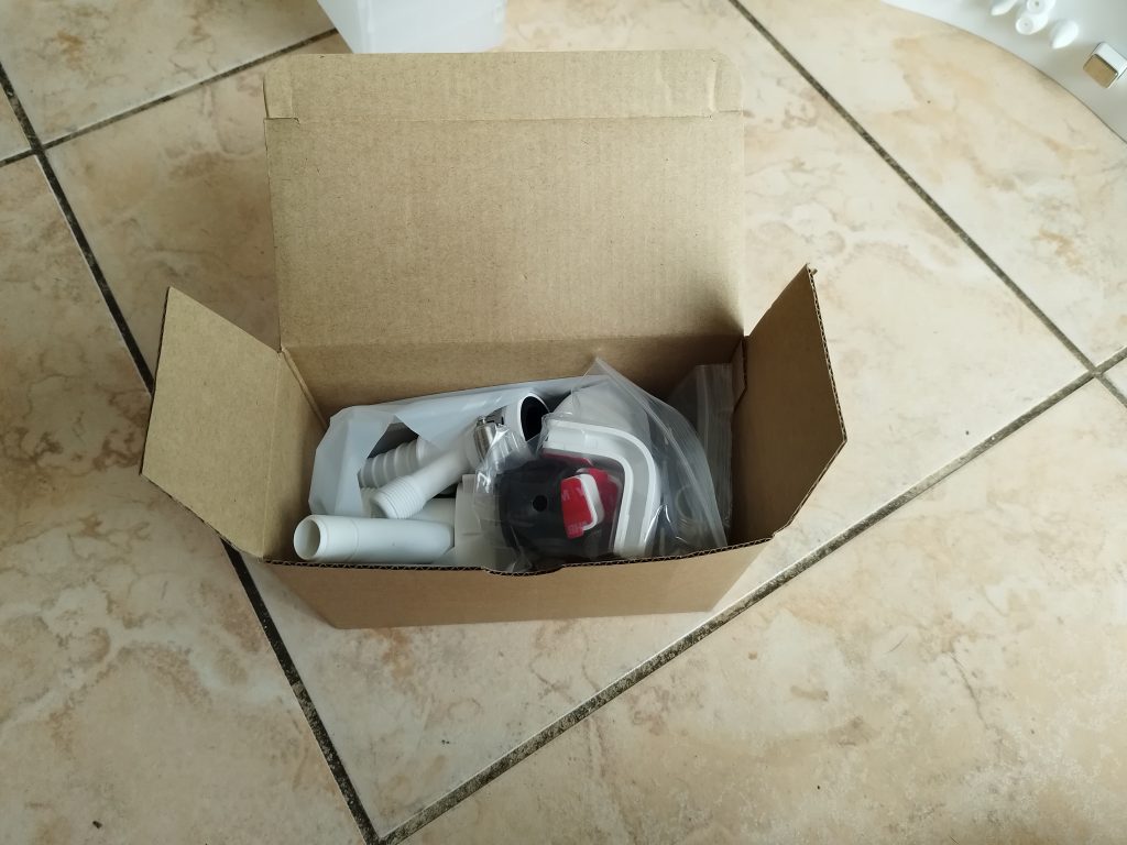 Zubehoer-der-Wasserstation-des-SwitchBot-S10-Saug-Wisch-Roboters-in-der-Verpackung