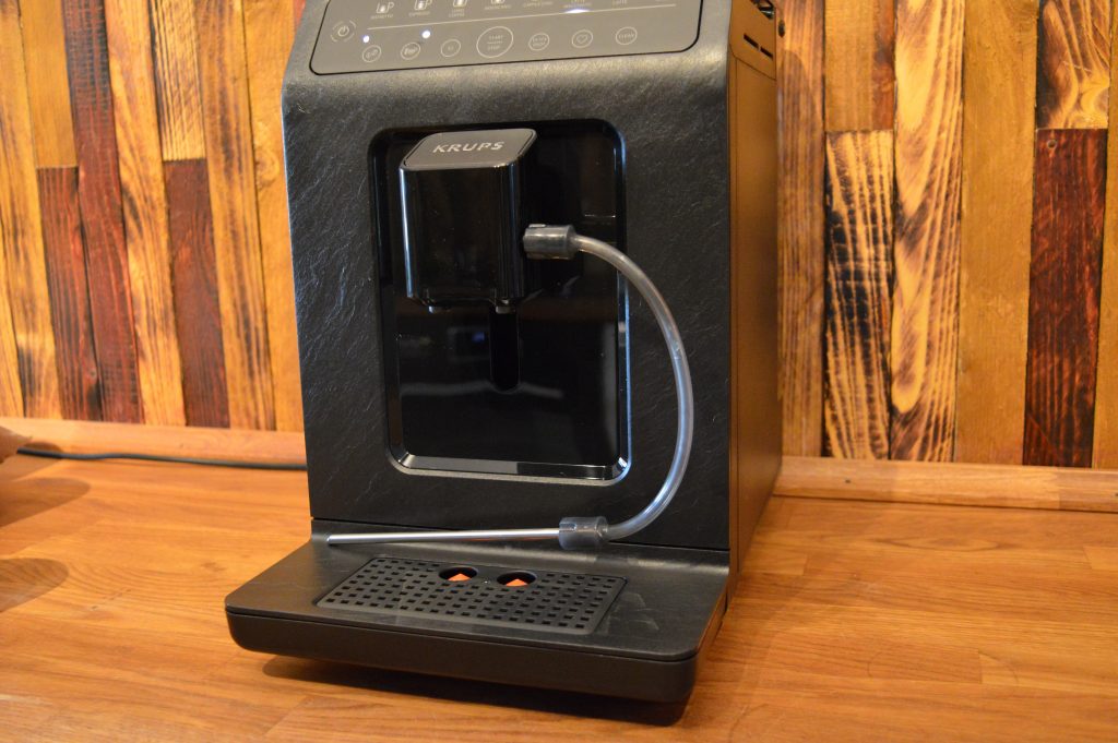 Krups EA897 Evidence Eco-Design Kaffeevollautomat Frontansicht mit montiertem Milchschlauch