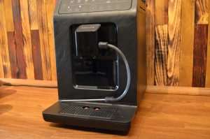 Krups EA897 Evidence Eco-Design Kaffeevollautomat Frontansicht mit montiertem Milchschlauch