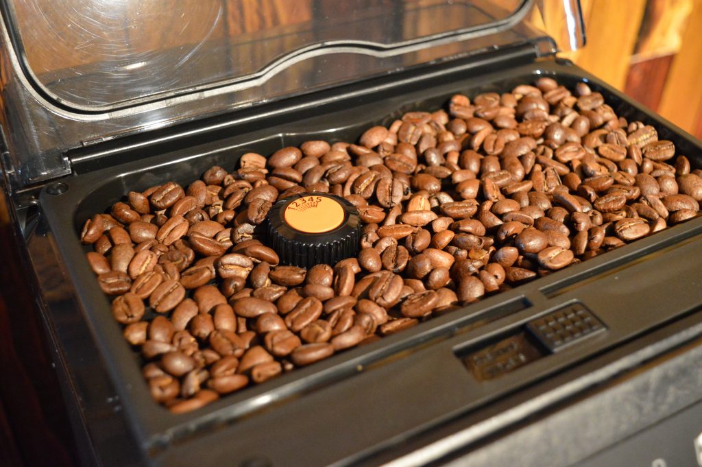 Krups EA897 Evidence Eco-Design Kaffeevollautomat Kaffeebohnenbehälter Detailansicht