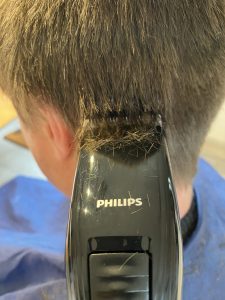 Philips QC5115_15 Haarschneider beim Haareschneiden