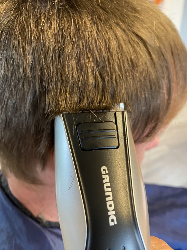Grundig MC 6840 Haarschneider beim Haareschneiden
