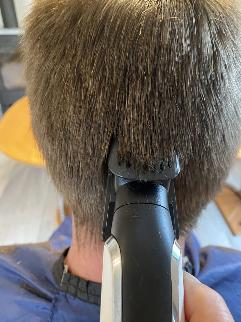 Remington Graphite Series G5 Haarschneider beim Haareschneiden