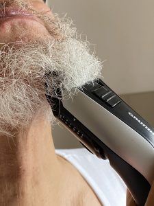 Grundig MC 6840 Haarschneider beim Barttrimmen 1
