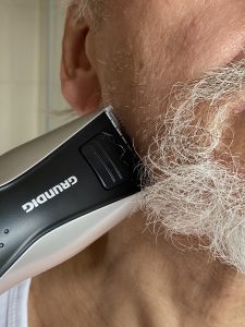 Grundig MC 6840 Haarschneider beim Barttrimmen 2