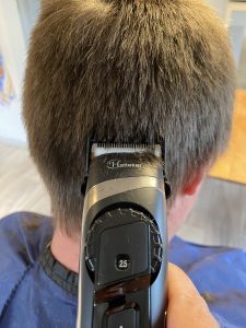 Hatteker RFC-692 Haarschneider beim Haareschneiden