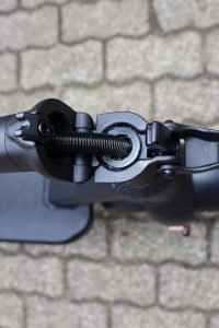 VMAX VX2 Extreme Elektro-Scooter Kabelführung zusammengeklappt