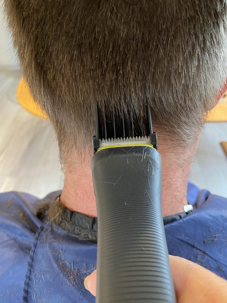 Philips Series 7000 All-in-One-Trimmer Haarschneider beim Haareschneiden