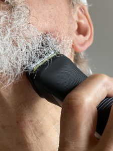 Philips Series 7000 All-in-One-Trimmer Haarschneider beim Barttrimmen 1