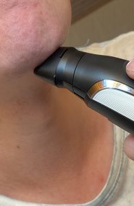 Remington Graphite Series G5 Haarschneider beim Rasieren mit Folienrasiereraufsatz