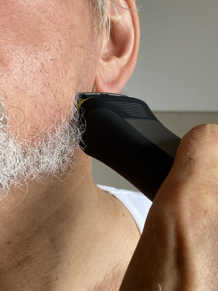 Philips Series 7000 All-in-One-Trimmer Haarschneider beim Barttrimmen 2