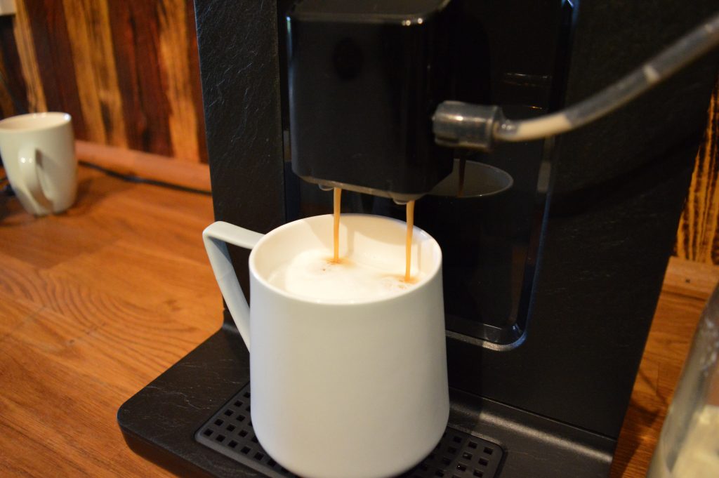 Krups EA897 Evidence Eco-Design Kaffeevollautomat Caffe Latte im Becher