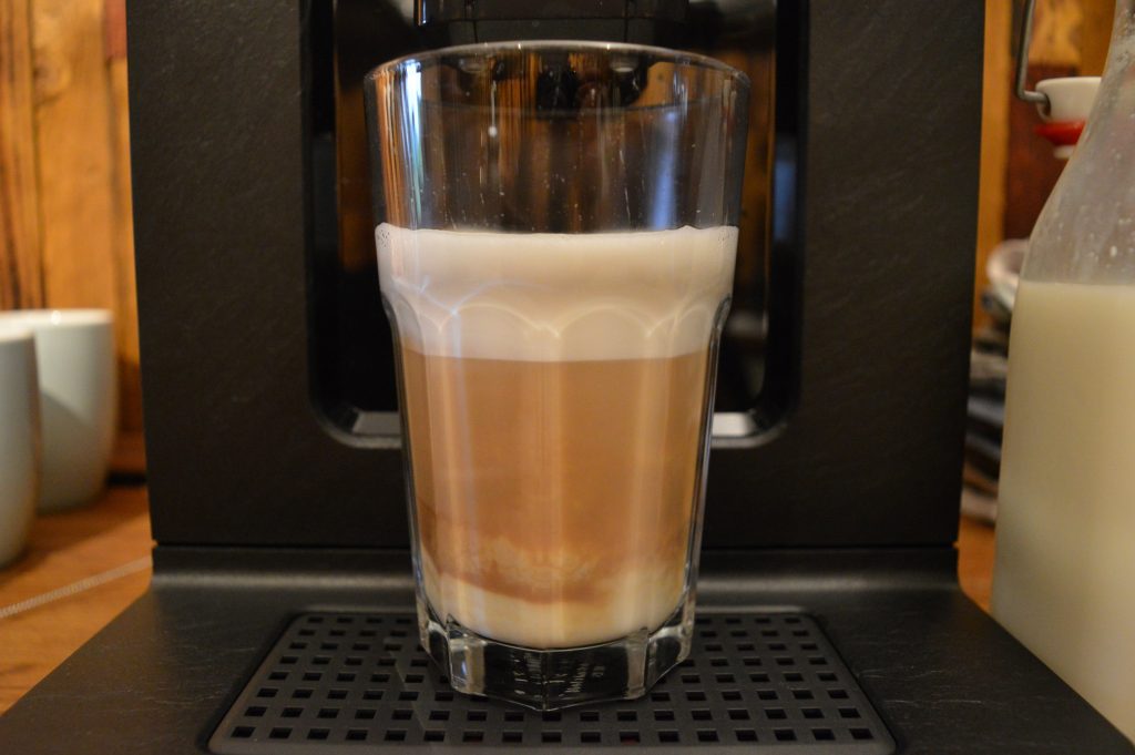 Krups EA897 Evidence Eco-Design Kaffeevollautomat Caffe Latte im Glas