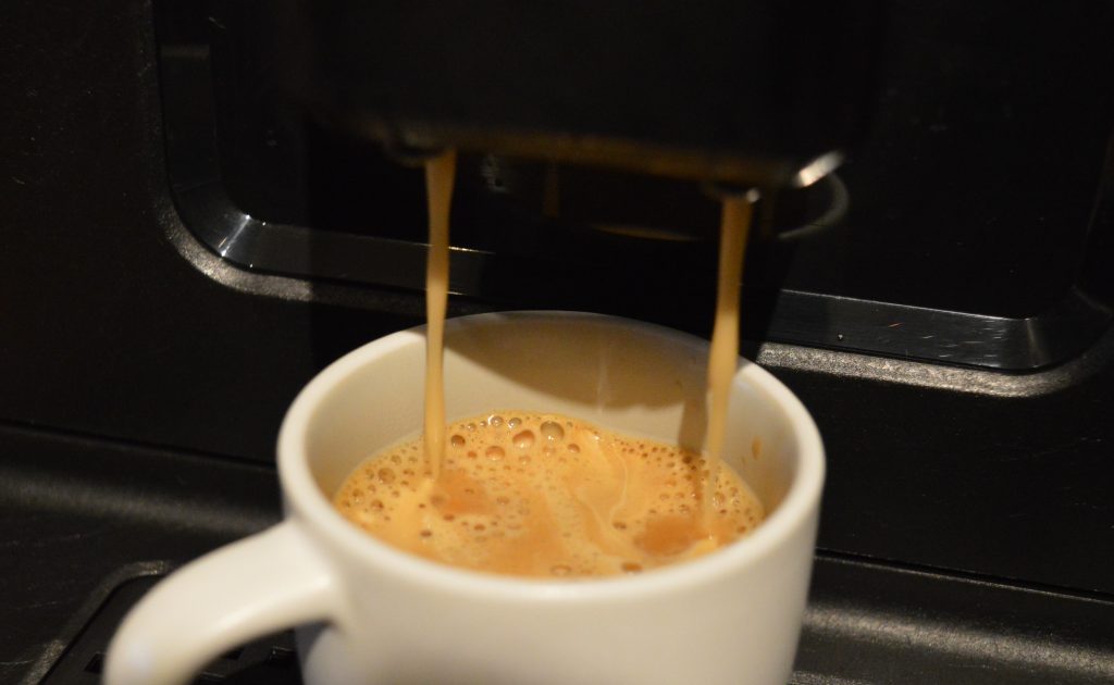 Krups EA897 Evidence Eco-Design Kaffeevollautomat Espresso im Becher Detailansicht