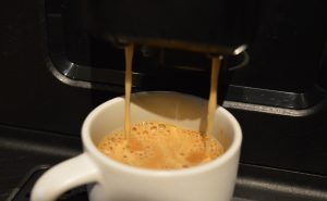 Krups EA897 Evidence Eco-Design Kaffeevollautomat Espresso im Becher Detailansicht