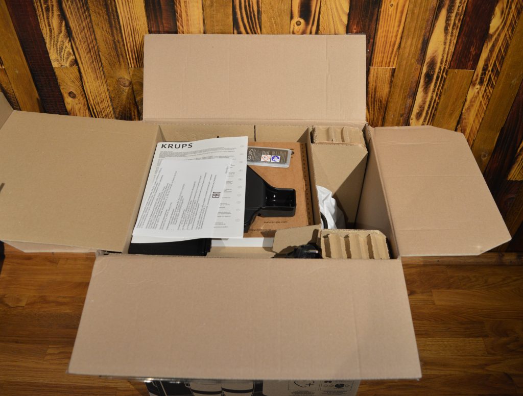 Krups EA897 Evidence Eco-Design Kaffeevollautomat Verpackung geöffnet