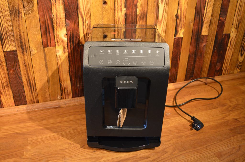 Krups EA897 Evidence Eco-Design Kaffeevollautomat ausgepackt vorne