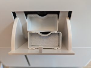 Aromafach des Stadler Form Oskar Luftbefeuchters ausgebaut und geöffnet