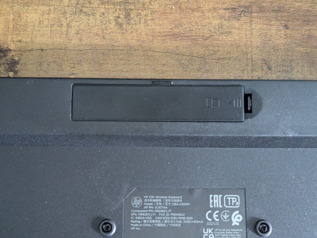Batteriefach der HP 230 Tastatur