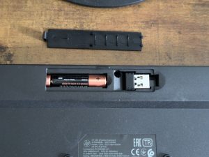 Batteriefach der HP 230 Tastatur geöffnet