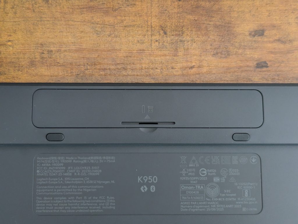 Batteriefach der Logitech Signature SLIM K950 Tastatur