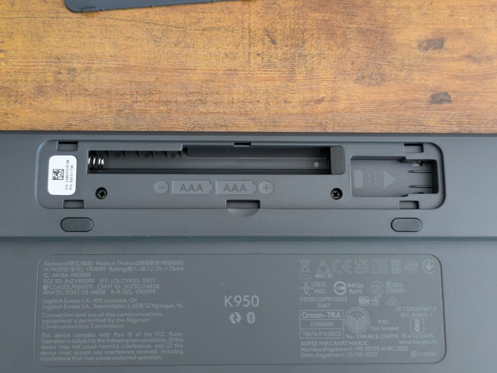 Batteriefach der Logitech Signature SLIM K950 Tastatur geöffnet