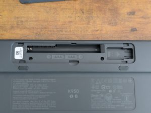 Batteriefach der Logitech Signature SLIM K950 Tastatur geöffnet