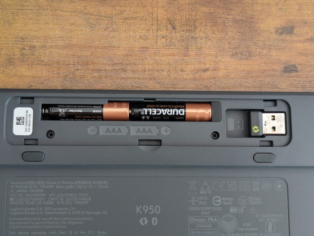Batteriefach der Logitech Signature SLIM K950 Tastatur geöffnet mit Batterien