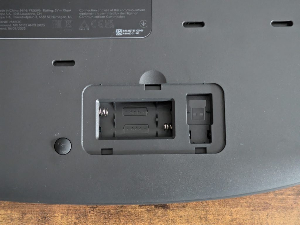 Batteriefach der Logitech Wave Keys Tastatur geöffnet