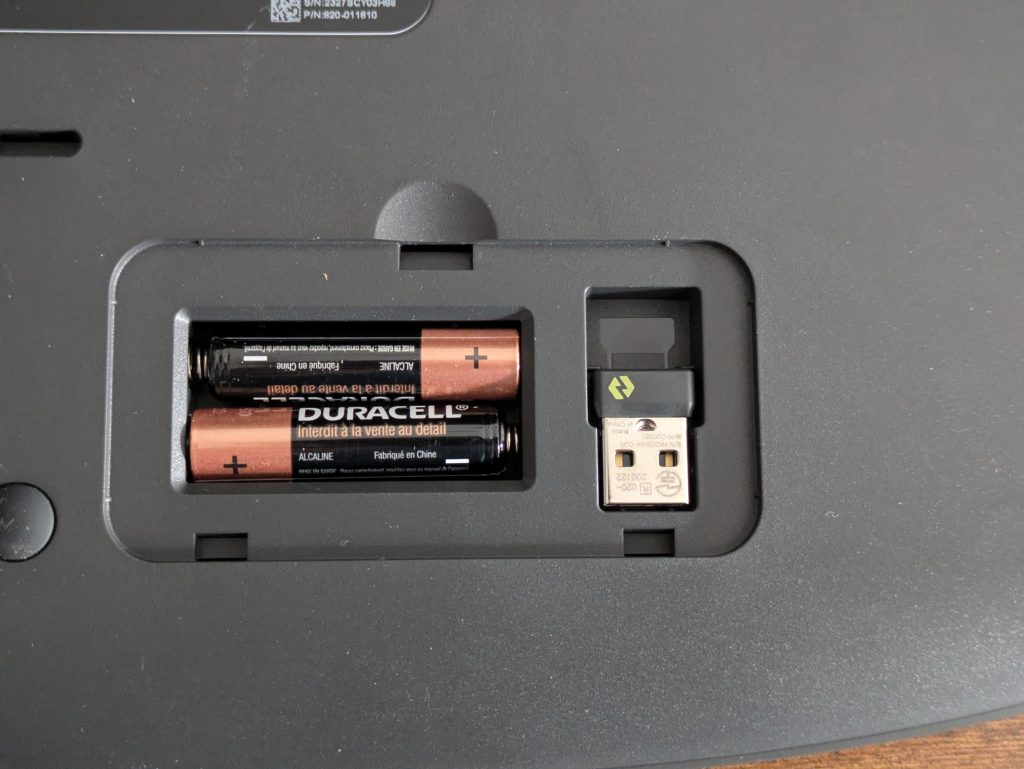 Batteriefach der Logitech Wave Keys Tastatur geöffnet und gefüllt