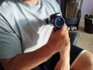 Bob-and-Brad-C2-Pro-Massagepistole-in-Benutzung