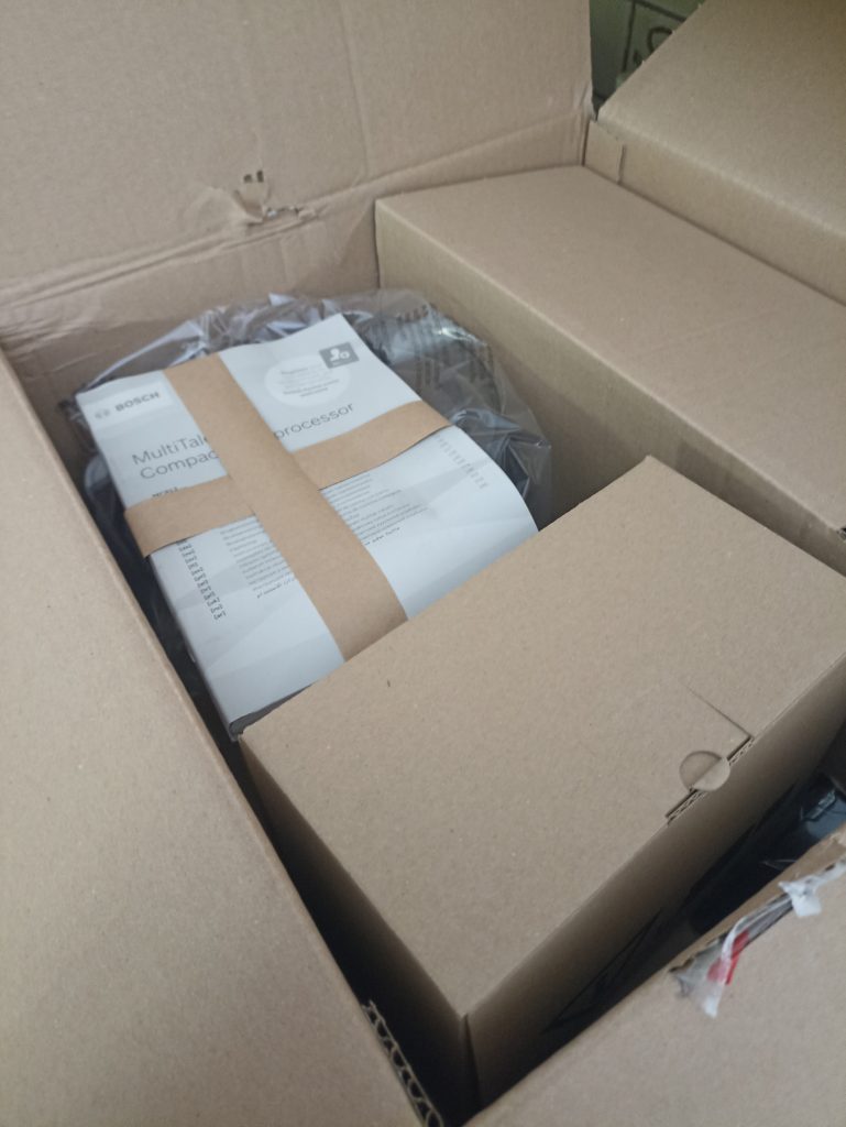 Bosch MultiTalent 8 MC812S814 Küchenmaschine, Blick in die Verpackung