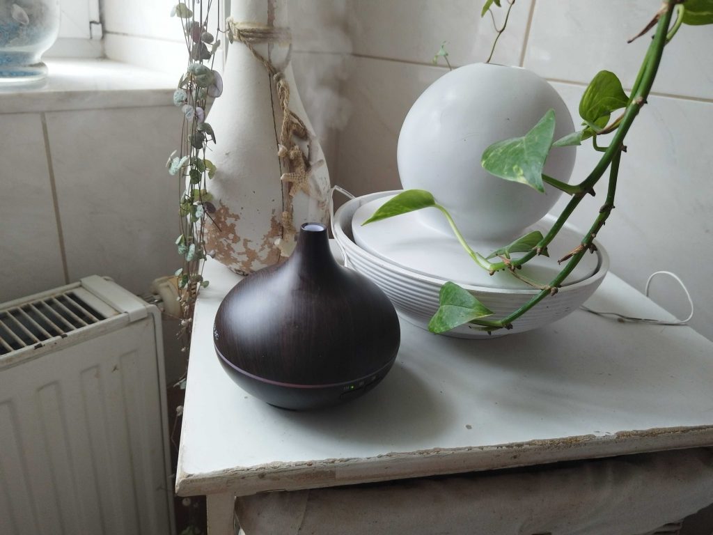 Cecotec Pure Aroma 150 Yin Luftbefeuchter auf Kommode