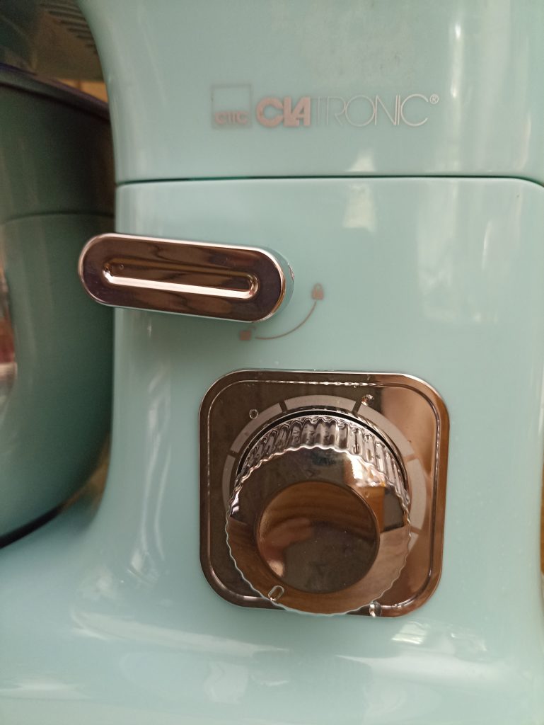 Clatronic KM 3711 Küchenmaschine, Bedienknöpfe