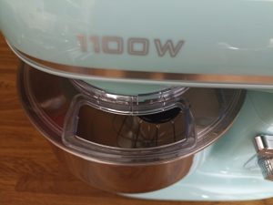 Clatronic KM 3711 Küchenmaschine, Blick durch den Einfüllstutzen