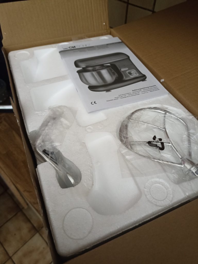 Clatronic KM 3711 Küchenmaschine, Blick in die Verpackung